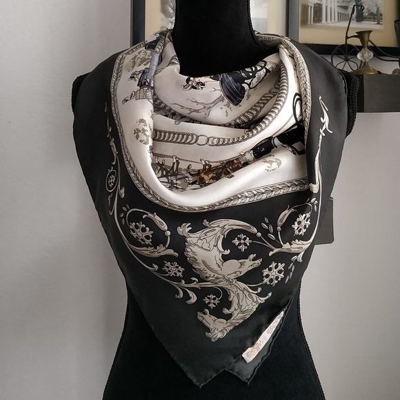 Hermes La Promenade de Longchamps Scarf - Picture 3 of 13